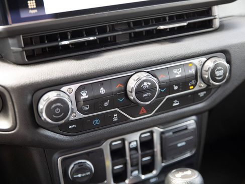 Used 2024 Jeep Wrangler Unlimited w/ Convenience Group AWD/4WD image 13