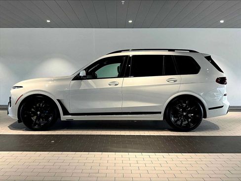 Used 2025 BMW X7 xDrive40i w/ M Sport Package AWD/4WD image 2