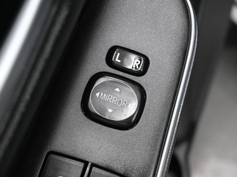 Used 2016 Toyota Camry LE image 5