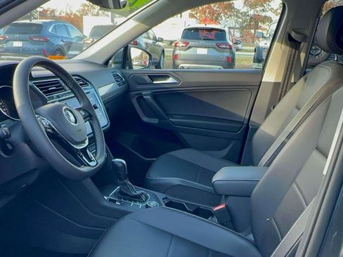 Used 2021 Volkswagen Tiguan SE w/ Panoramic Sunroof Package image 17