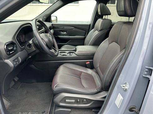 Used 2025 Honda Pilot Black Edition image 12