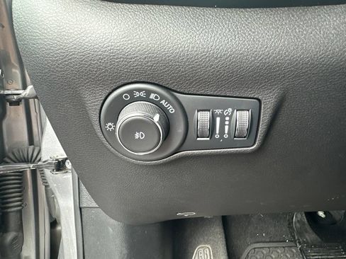 Used 2024 Jeep Compass Latitude w/ Sun and Sound Group AWD/4WD image 18