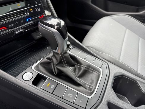 Certified 2025 Volkswagen Jetta SE w/ Sunroof Package image 22