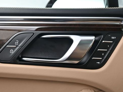 Certified 2026 Porsche Macan image 18