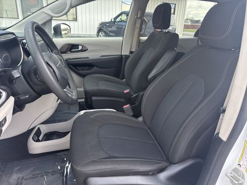 Used 2023 Chrysler Voyager LX image 3