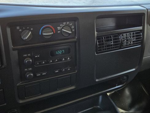 Used 2005 Chevrolet Express 3500 image 17