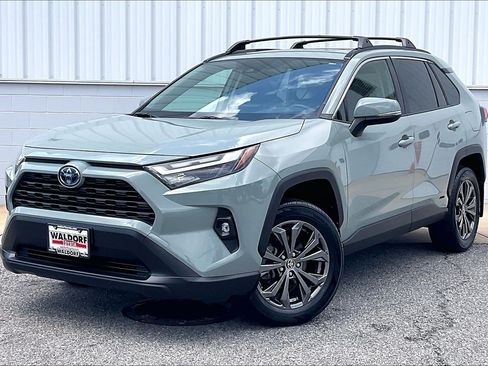 Used 2022 Toyota RAV4 XLE Premium AWD/4WD image 2