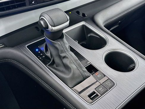 Certified 2025 Toyota Sienna XLE FWD image 28