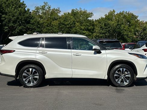 Used 2020 Toyota Highlander XLE AWD/4WD image 3