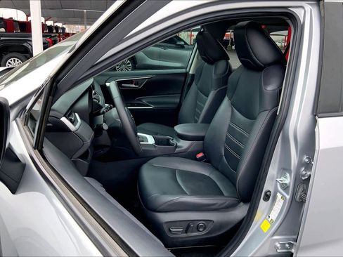 Used 2023 Toyota RAV4 XLE Premium image 8