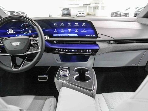 Used 2025 Cadillac Optiq Luxury 2 image 13