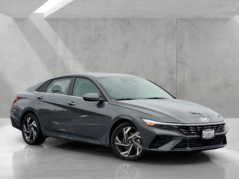 Used 2025 Hyundai Elantra SEL image 1