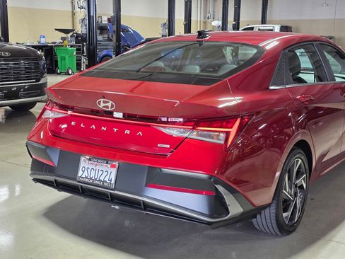 Certified 2025 Hyundai Elantra Limited image 11