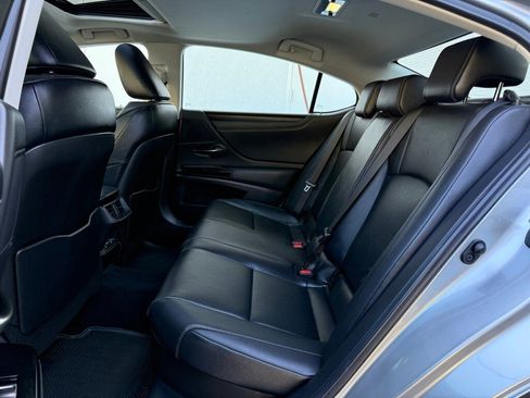 Certified 2025 Lexus ES 300h w/ Premium Package image 18