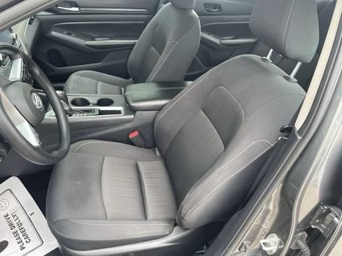 Used 2025 Nissan Altima 2.5 SV FWD image 17