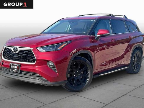 Used 2022 Toyota Highlander LE FWD image 1