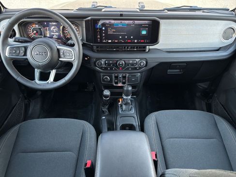 Used 2025 Jeep Wrangler Sahara image 32