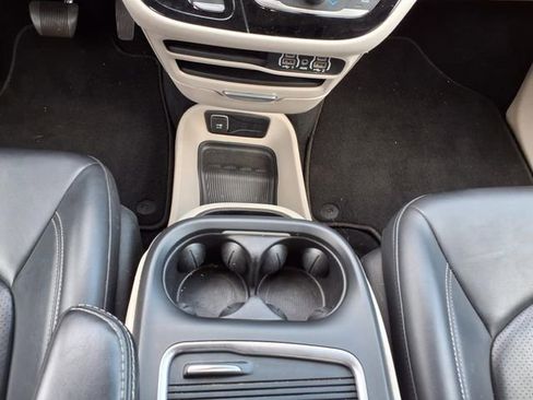 Used 2023 Chrysler Pacifica Touring-L image 13