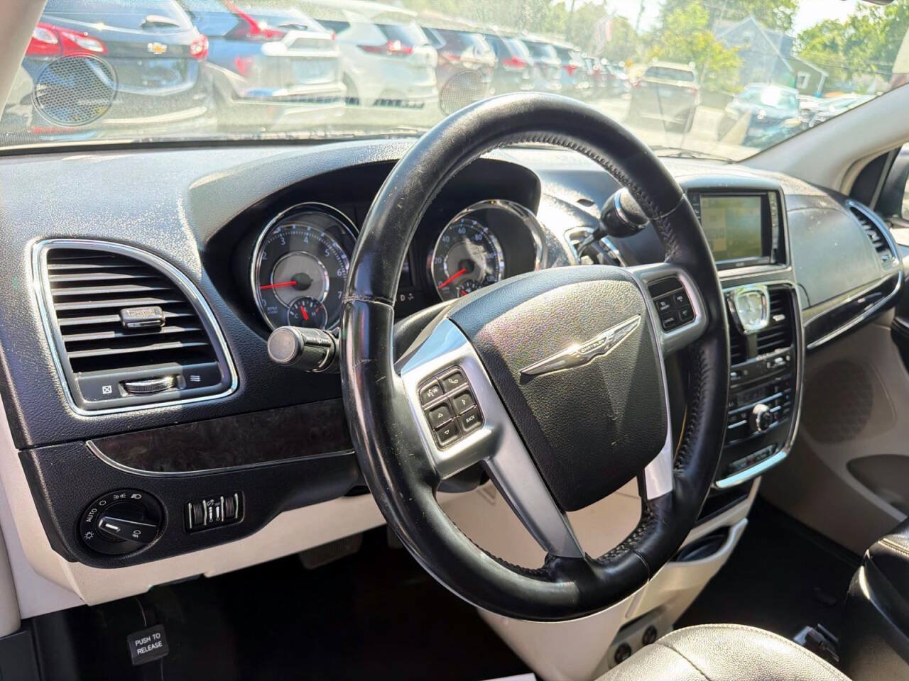 Used 2012 Chrysler Town & Country Touring w/ Entertainment Group #1 FWD image 10