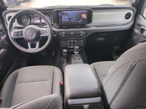 Used 2025 Jeep Wrangler Unlimited Sahara w/ Safety Group image 16