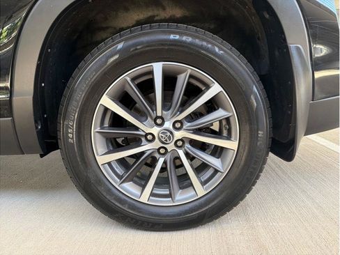 Used 2019 Toyota Highlander XLE AWD/4WD image 30