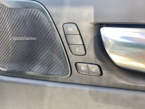 Used 2022 Volvo XC60 T8 R-Design w/ Advanced Package image 23