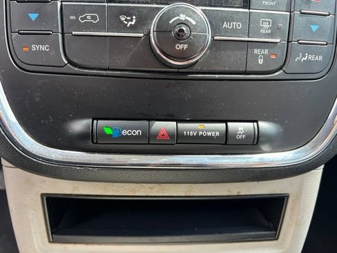 Used 2016 Chrysler Town & Country Touring FWD image 21