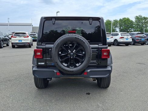 Used 2025 Jeep Wrangler Unlimited Sahara AWD/4WD image 5