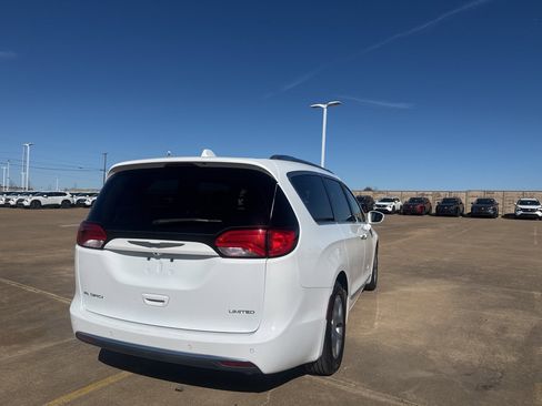 Used 2018 Chrysler Pacifica Limited image 13