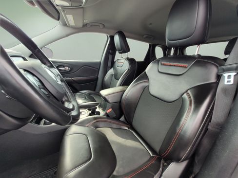 Used 2019 Jeep Cherokee Trailhawk w/ Cold Weather Group AWD/4WD image 28