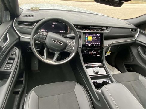 New 2025 Jeep Grand Cherokee Altitude image 10