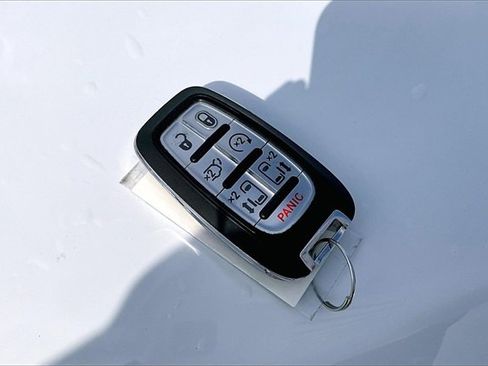 Used 2024 Chrysler Pacifica Touring-L image 10