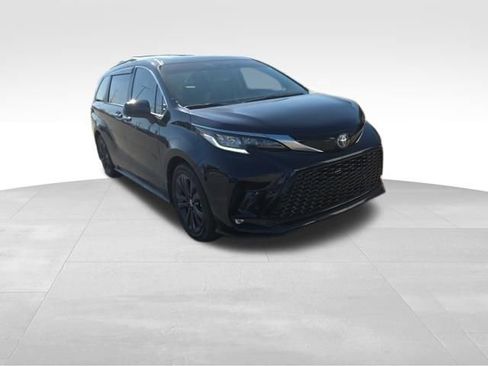 Used 2022 Toyota Sienna XSE image 2