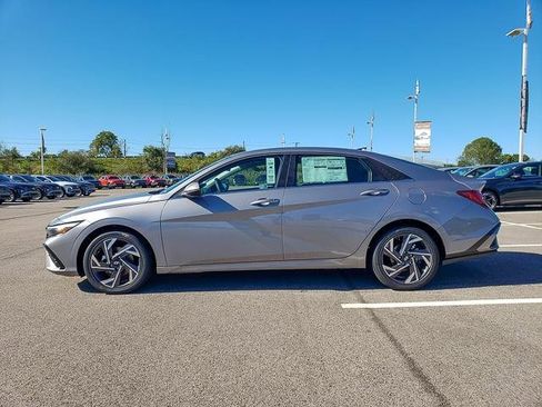 New 2025 Hyundai Elantra Limited image 8