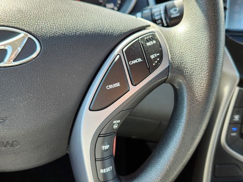 Used 2015 Hyundai Elantra SE FWD image 15
