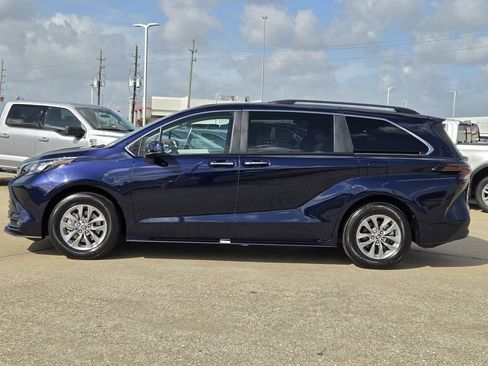Used 2026 Toyota Sienna XLE FWD image 6