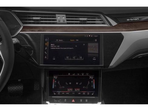 Used 2022 Audi e-tron Premium Plus w/ Premium Plus Package AWD/4WD image 10