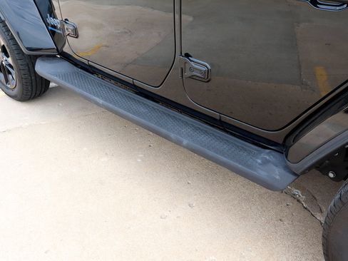 Used 2025 Jeep Wrangler Unlimited Sahara AWD/4WD image 16