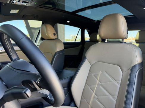 Used 2024 Volkswagen Atlas Cross Sport SE FWD image 33