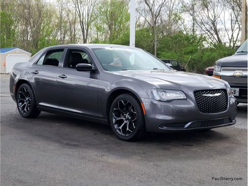 Used 2019 Chrysler 300 Touring w/ Sport Appearance Package image 10