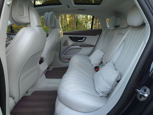 Used 2022 Mercedes-Benz EQS 450+ Sedan image 15