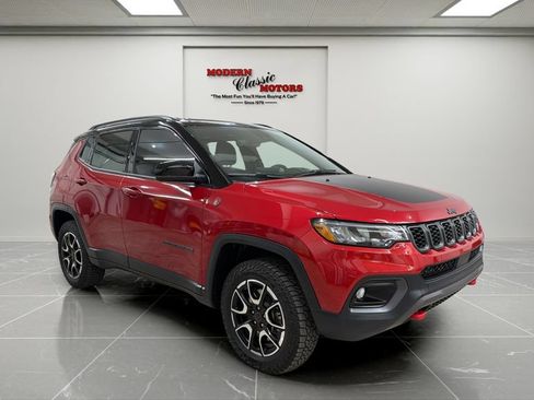 Used 2025 Jeep Compass Trailhawk AWD/4WD image 7