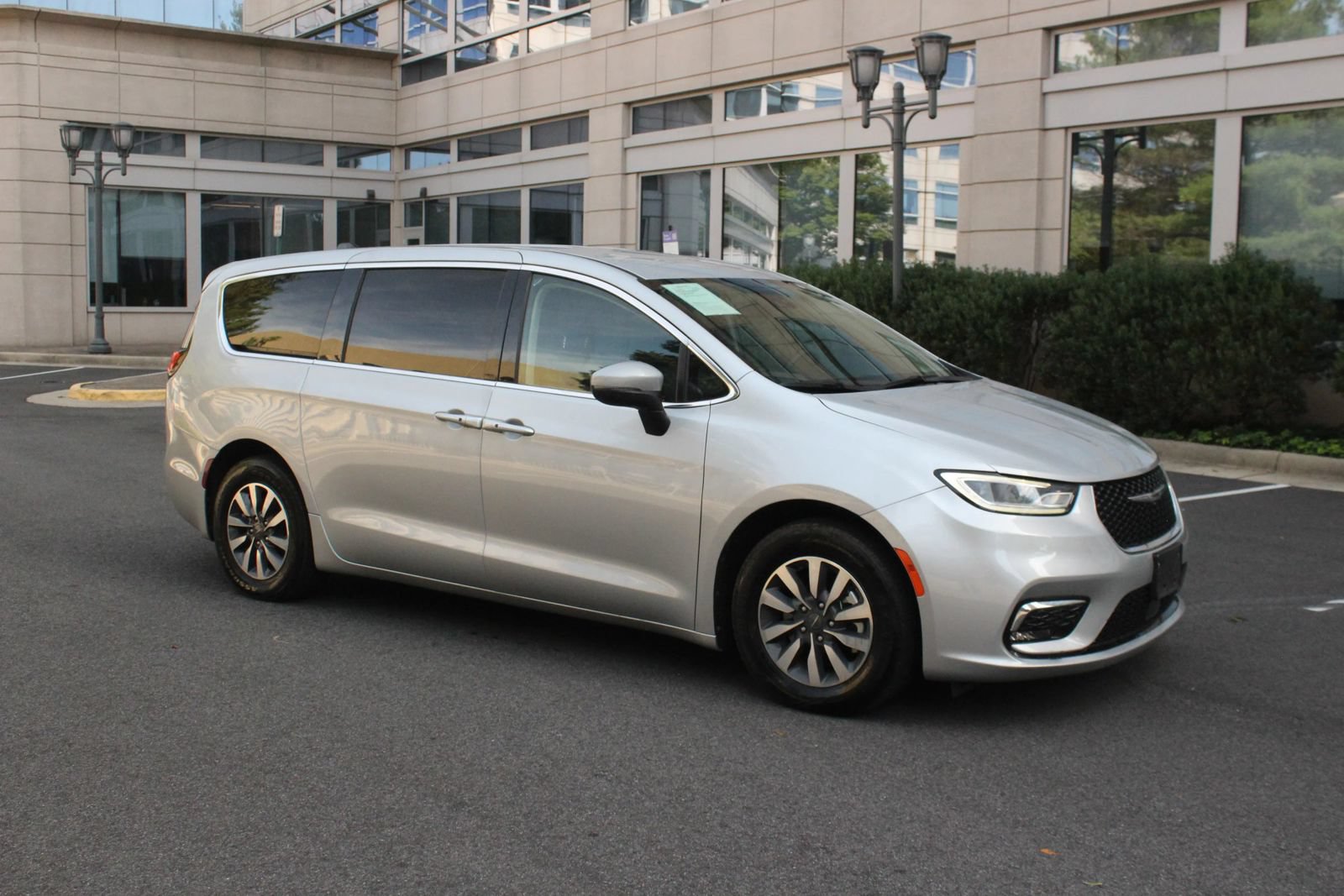 Used 2023 Chrysler Pacifica Touring-L FWD image 2