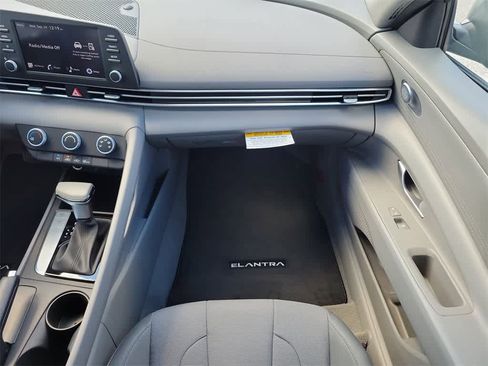 New 2025 Hyundai Elantra SE image 14