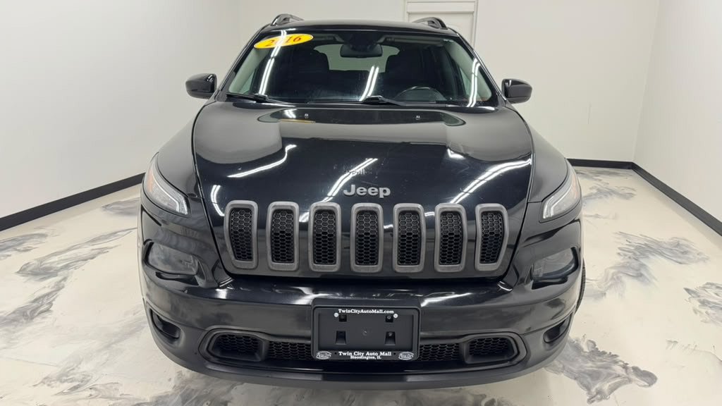 Used 2016 Jeep Cherokee Latitude w/ Cold Weather Group AWD/4WD image 6