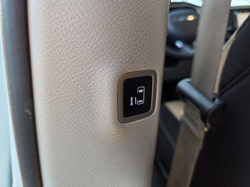 Used 2022 Chrysler Voyager LX FWD image 7