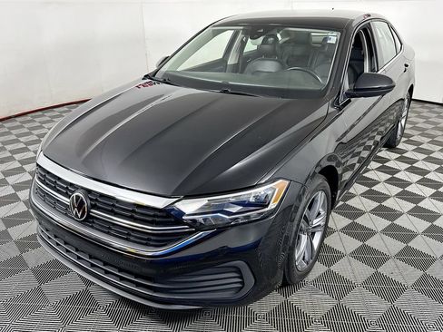 Used 2024 Volkswagen Jetta SE FWD image 3