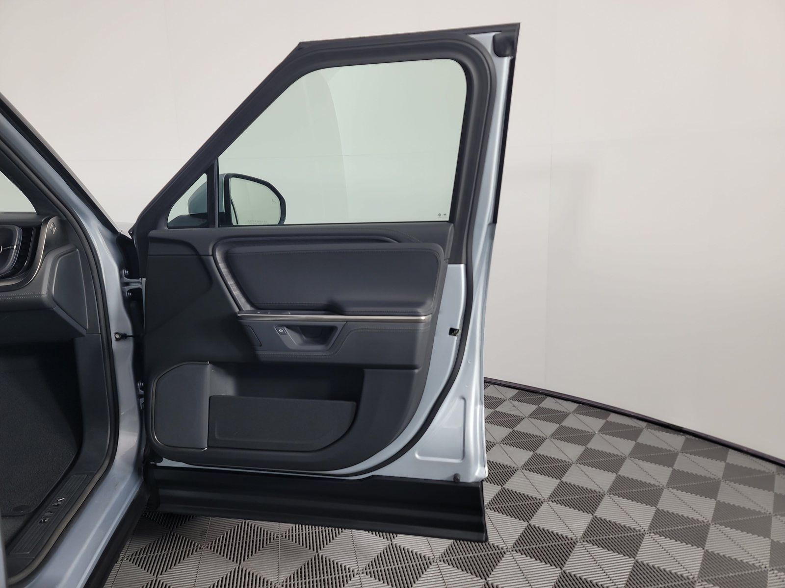 Used 2025 Rivian R1S Adventure Dual AWD/4WD image 18