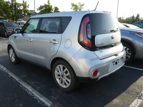 Used 2018 Kia Soul + FWD image 5