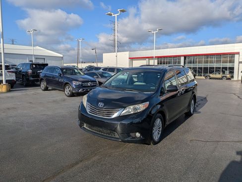 Used 2015 Toyota Sienna XLE image 6